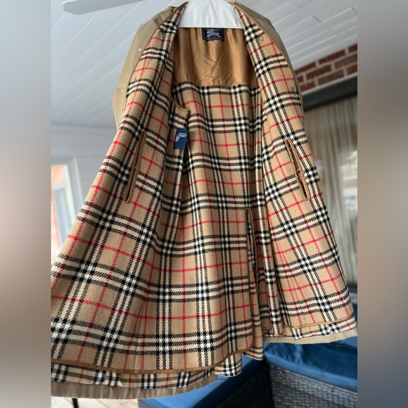 BURBERRY Vintage Trench Coat - Picture 4 of 16